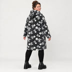 Kuscheliges Plüsch Hoodiekleid in Grau/Weiß mit Tunnelzugkapuze gerader Form und Langarm