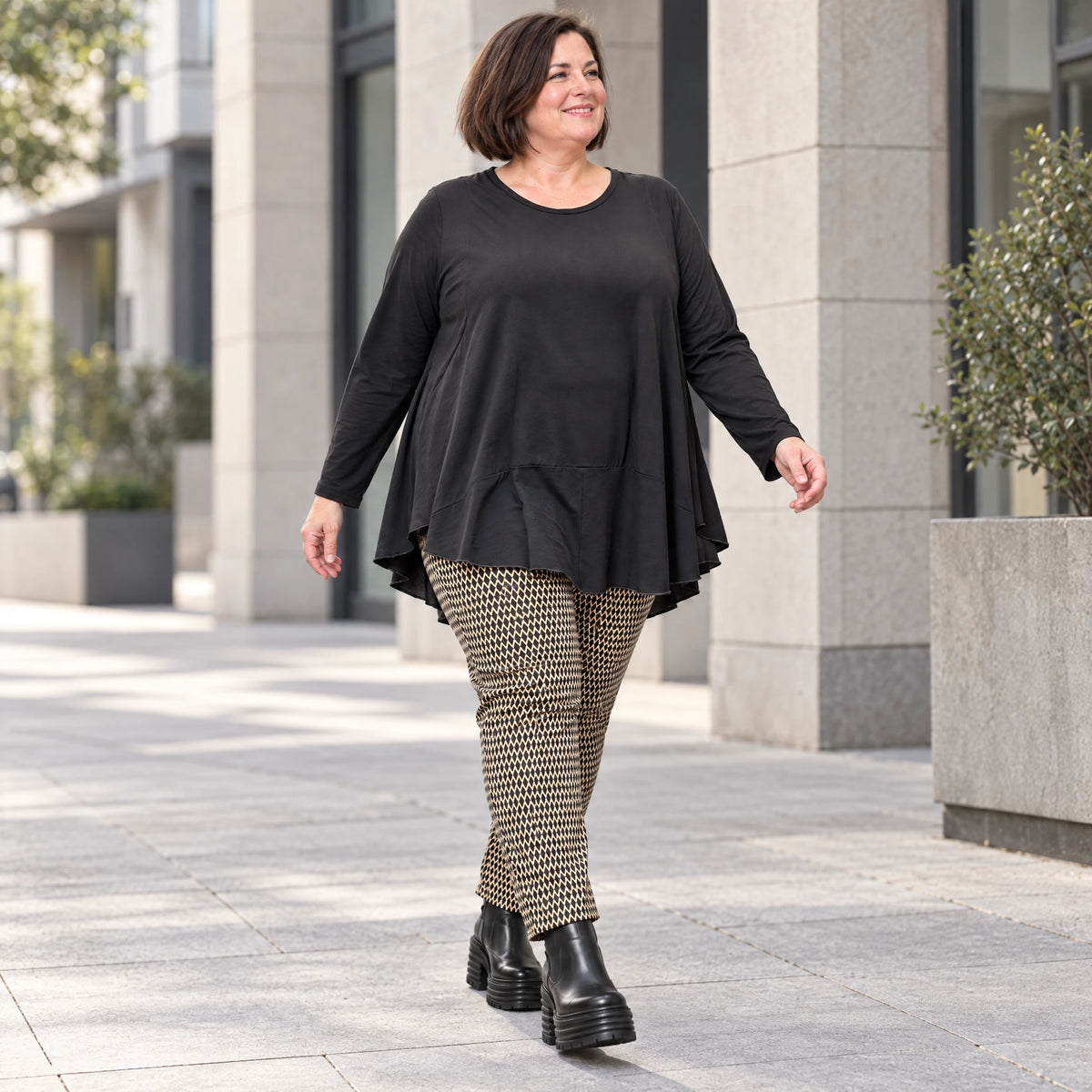 Karottenhose in Cognac/Schwarz aus weichem Bengaline Stretch mit elastischem Bund