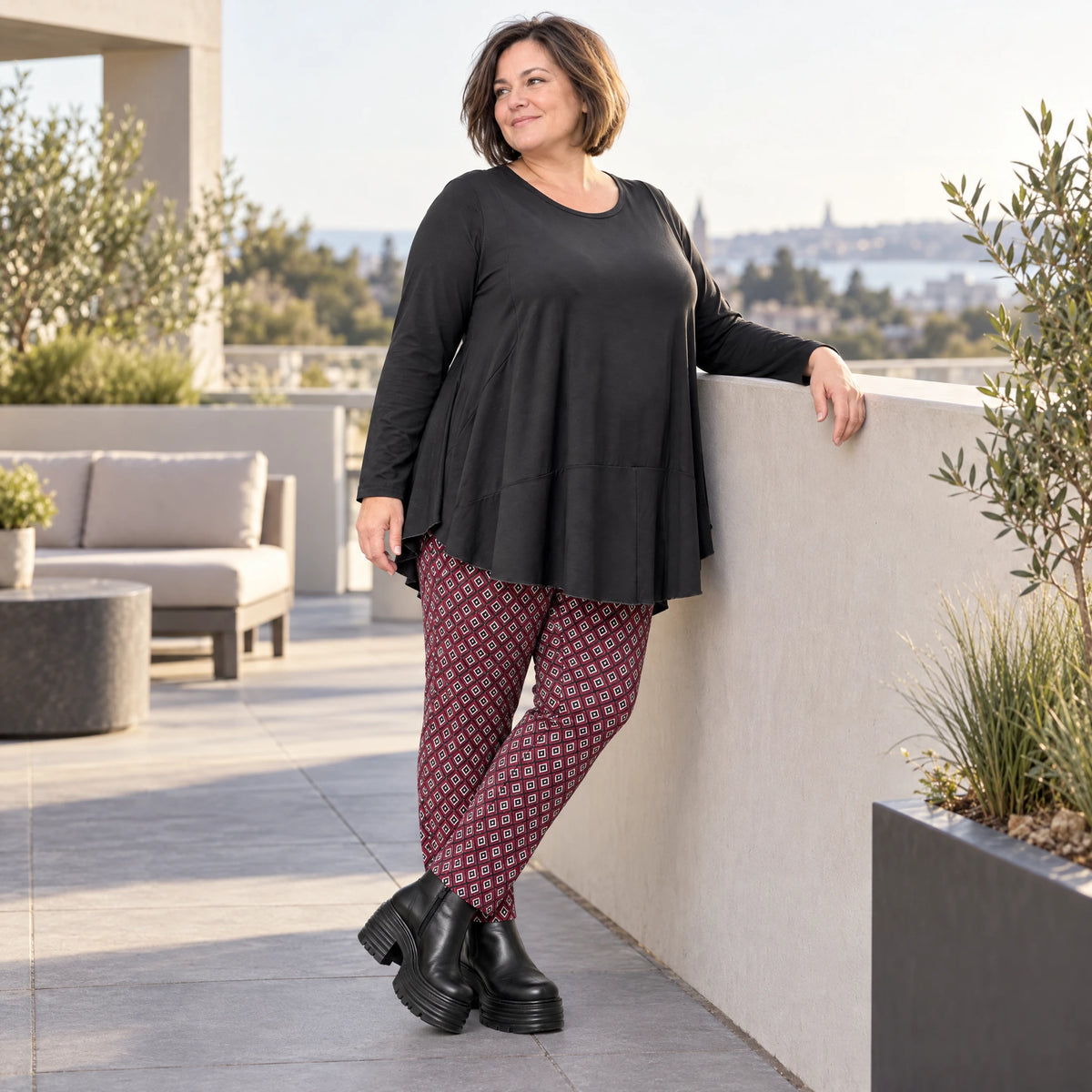 Karottenhose aus fließendem Bengaline in Fuchsia/Schwarz/Weiß mit elastischem Bund