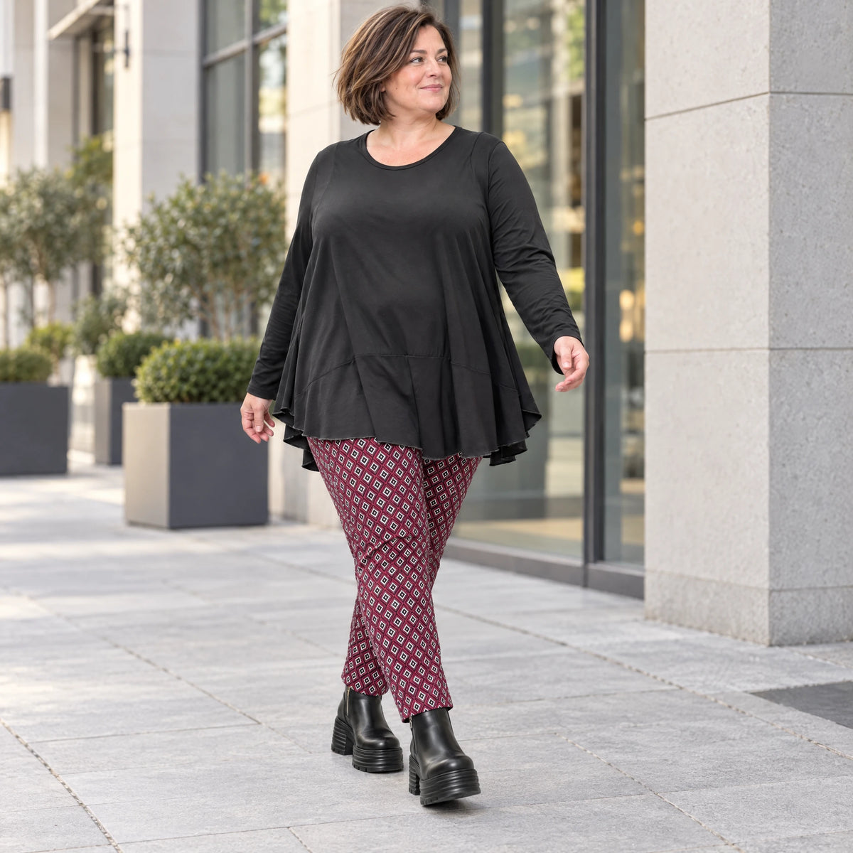 Karottenhose aus fließendem Bengaline in Fuchsia/Schwarz/Weiß mit elastischem Bund