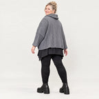Strickshirt in Grau mit Rollkragen und kastiger Passform aus feinem und weichem Strick