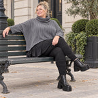Strickshirt in Grau mit Rollkragen und kastiger Passform aus feinem und weichem Strick