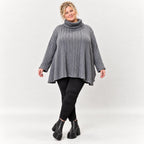 Strickshirt in Grau mit weichem Rollkragen und fließender A-Linie aus feinem Strick