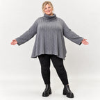 Strickshirt in Grau mit weichem Rollkragen und fließender A-Linie aus feinem Strick