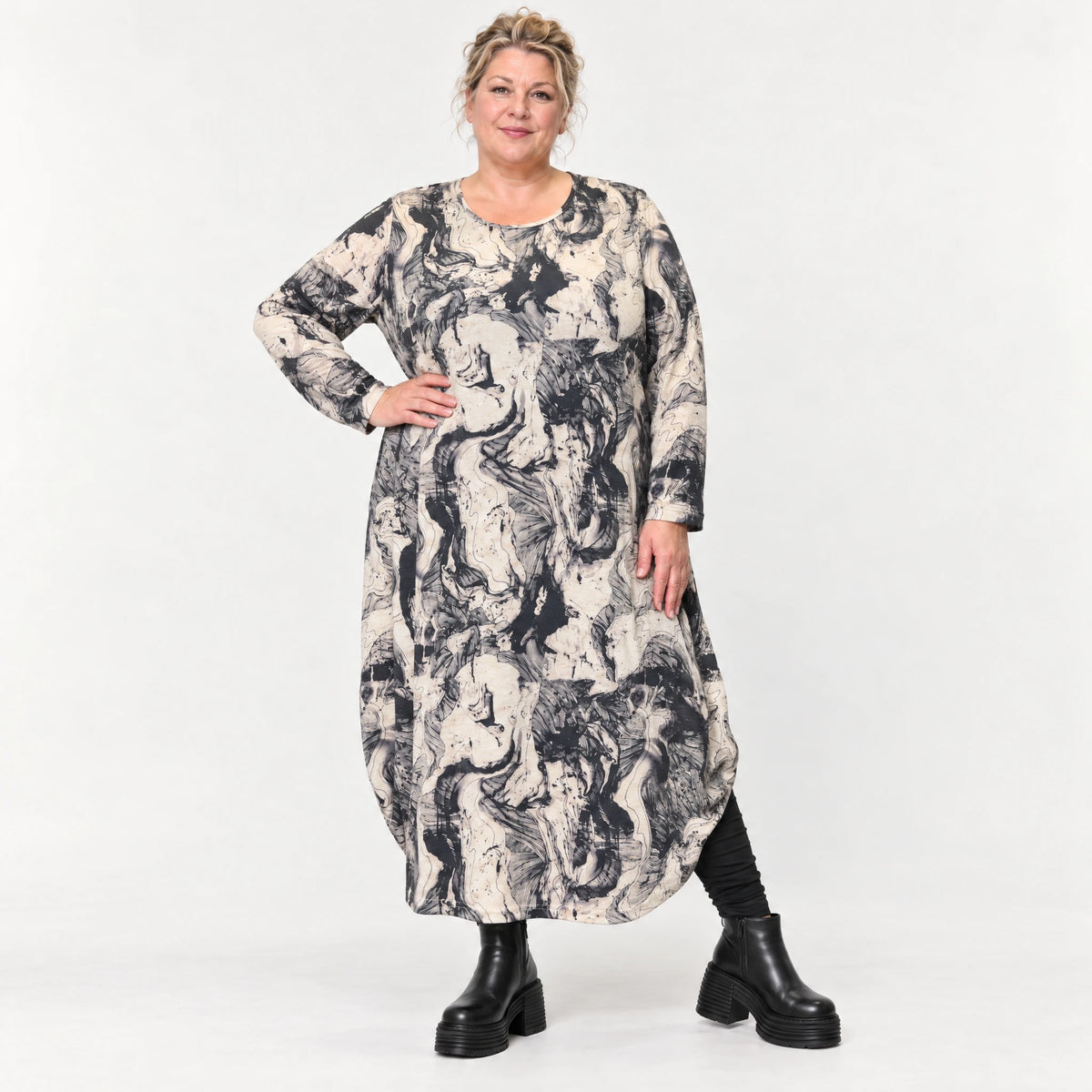 Langes Feinstrickkleid in Ecru/Schwarz mit Ballonform Langarm und Rundhalsausschnitt