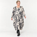 Langes Feinstrickkleid in Ecru/Schwarz mit Ballonform Langarm und Rundhalsausschnitt