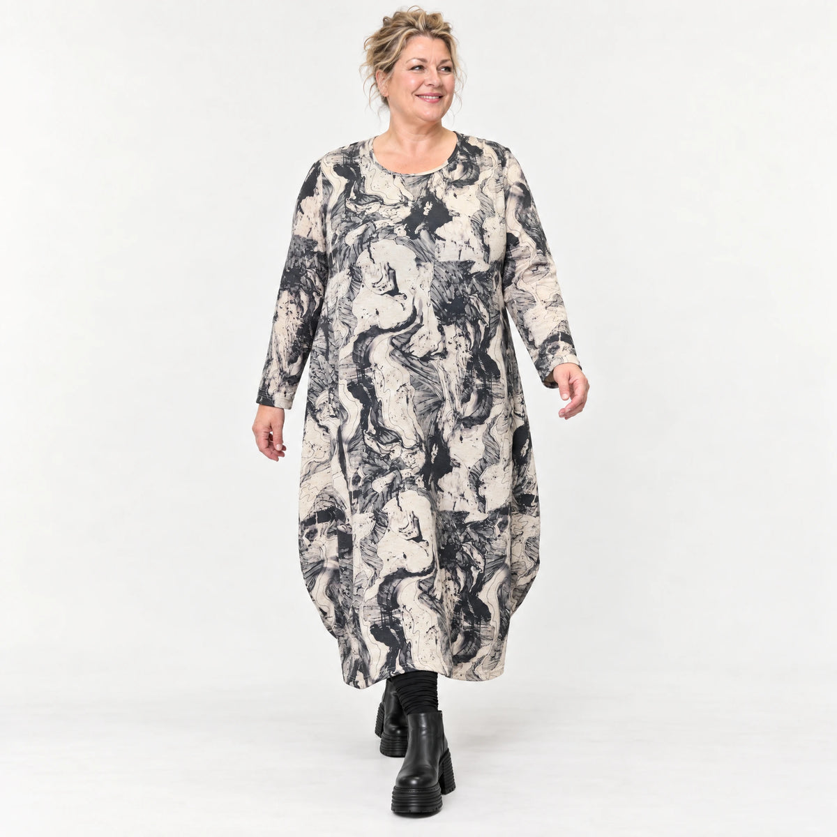 Langes Feinstrickkleid in Ecru/Schwarz mit Ballonform Langarm und Rundhalsausschnitt