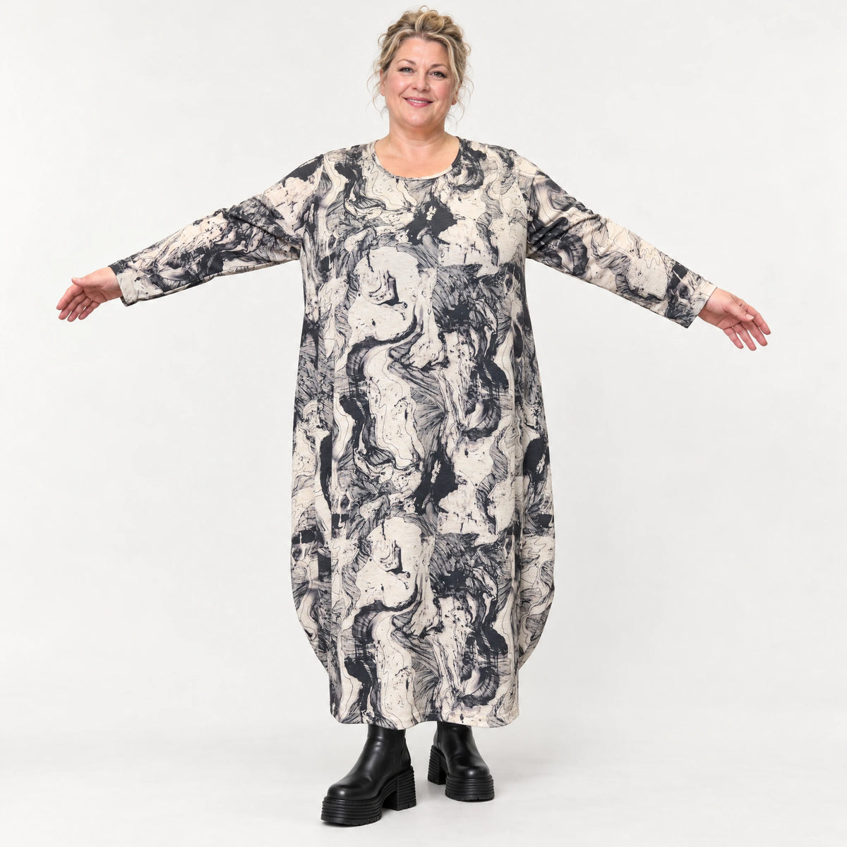 Langes Feinstrickkleid in Ecru/Schwarz mit Ballonform Langarm und Rundhalsausschnitt