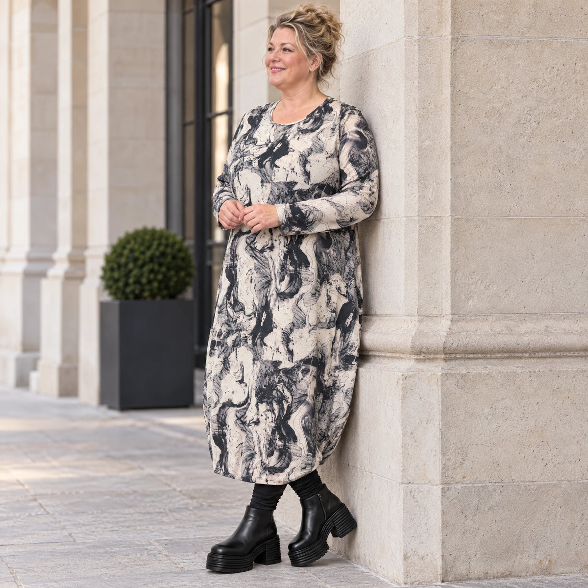 Langes Feinstrickkleid in Ecru/Schwarz mit Ballonform Langarm und Rundhalsausschnitt