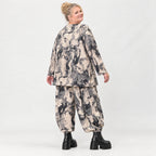 Strickhose in Ecru/Schwarz mit weitem Ballonbein dehnbarem Bund und aufgesetzten Taschen