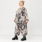 Strickhose in Ecru/Schwarz mit weitem Ballonbein dehnbarem Bund und aufgesetzten Taschen