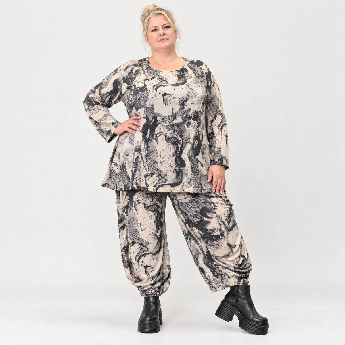 Strickhose in Ecru/Schwarz mit weitem Ballonbein dehnbarem Bund und aufgesetzten Taschen