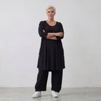 Fließendes Glockenshirt in tiefem Schwarz mit 3/4-Arm Rundhalsausschnitt und Nahttaschen