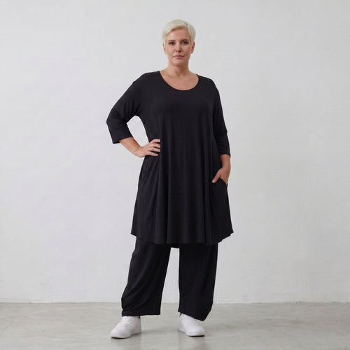 Fließendes Glockenshirt in tiefem Schwarz mit 3/4-Arm Rundhalsausschnitt und Nahttaschen