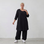 Fließendes Glockenshirt in tiefem Schwarz mit 3/4-Arm Rundhalsausschnitt und Nahttaschen