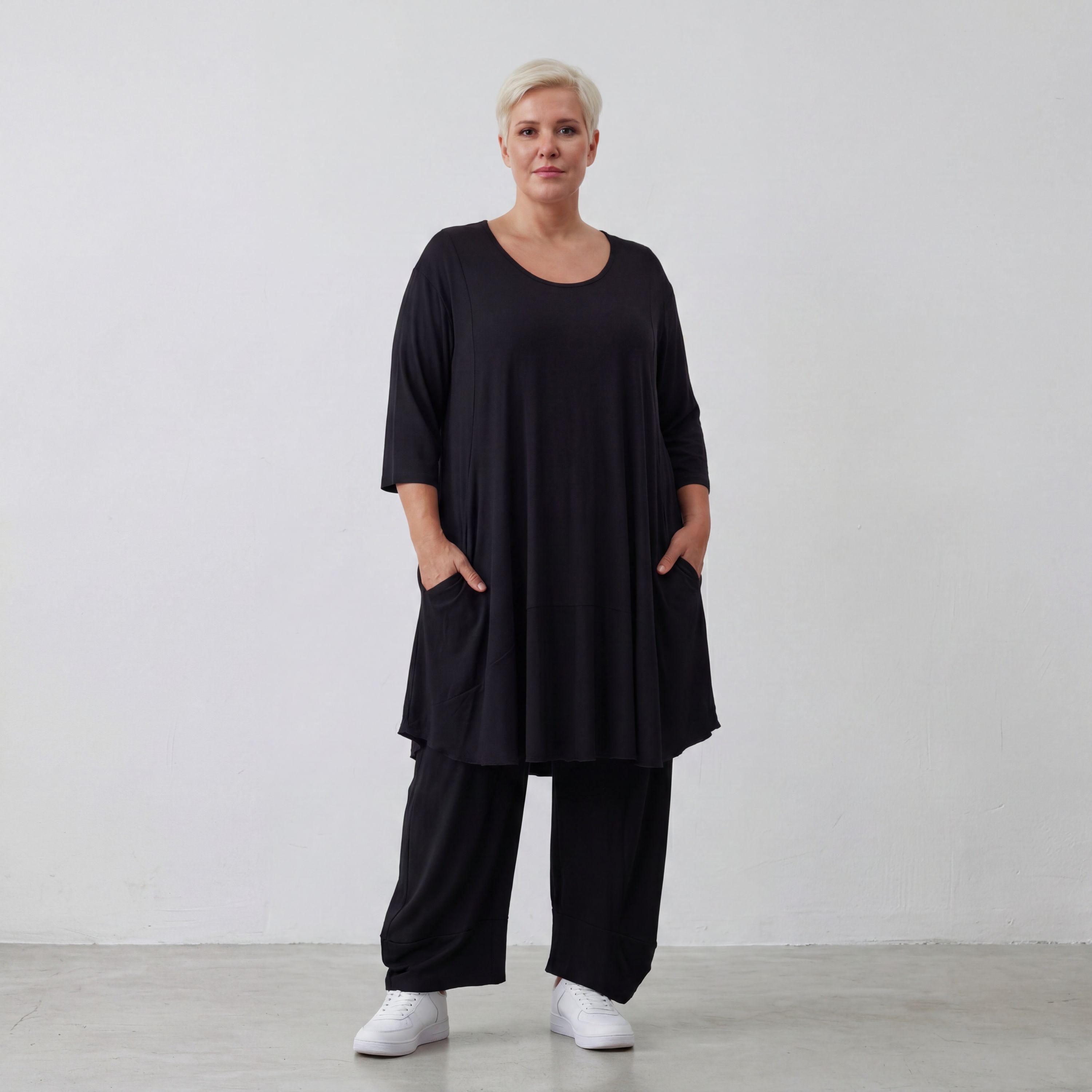 Fließendes Glockenshirt in tiefem Schwarz mit 3/4-Arm Rundhalsausschnitt und Nahttaschen