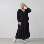 Leichte Jersey Jacke in tiefem Schwarz mit asymmetrischem Schnitt und weichem Tragekomfort