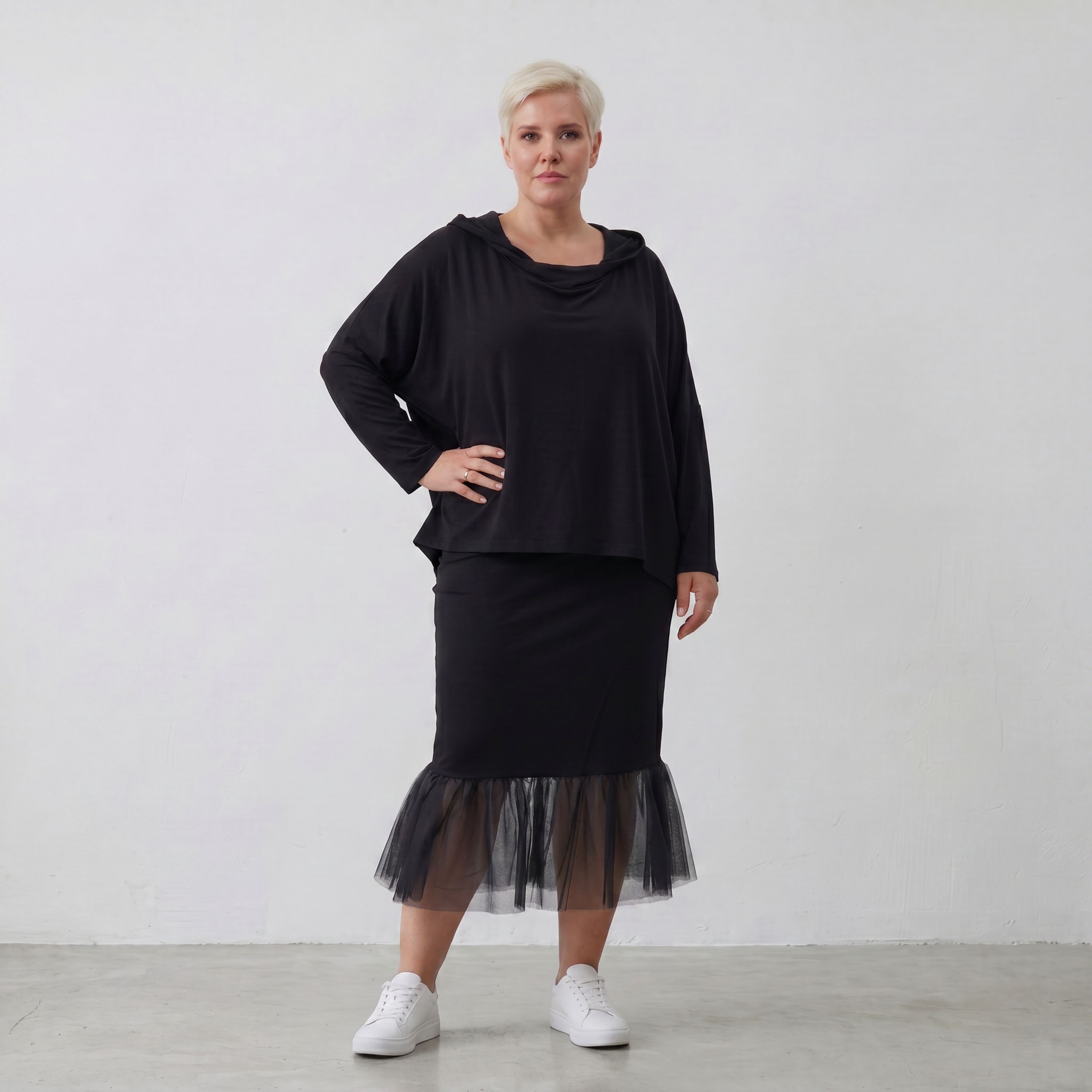 Fließendes Kapuzenshirt aus schwarzem Viskosejersey mit Dreiviertelarm und kastiger Form