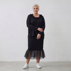 Fließendes Kapuzenshirt aus schwarzem Viskosejersey mit Dreiviertelarm und kastiger Form