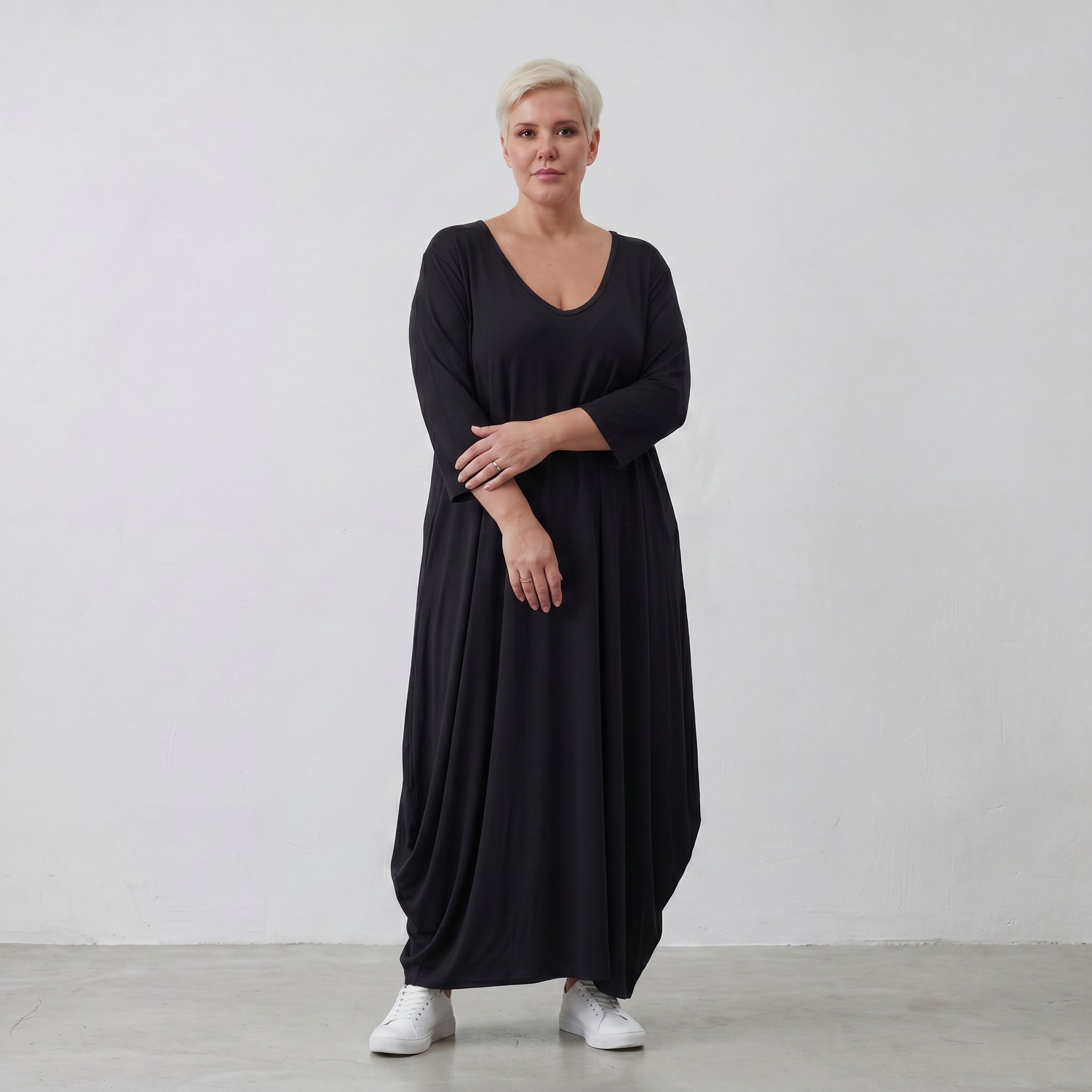 Fließendes Ballonkleid in Schwarz mit 3/4-Arm und Rundhalsausschnitt aus weicher Viskose