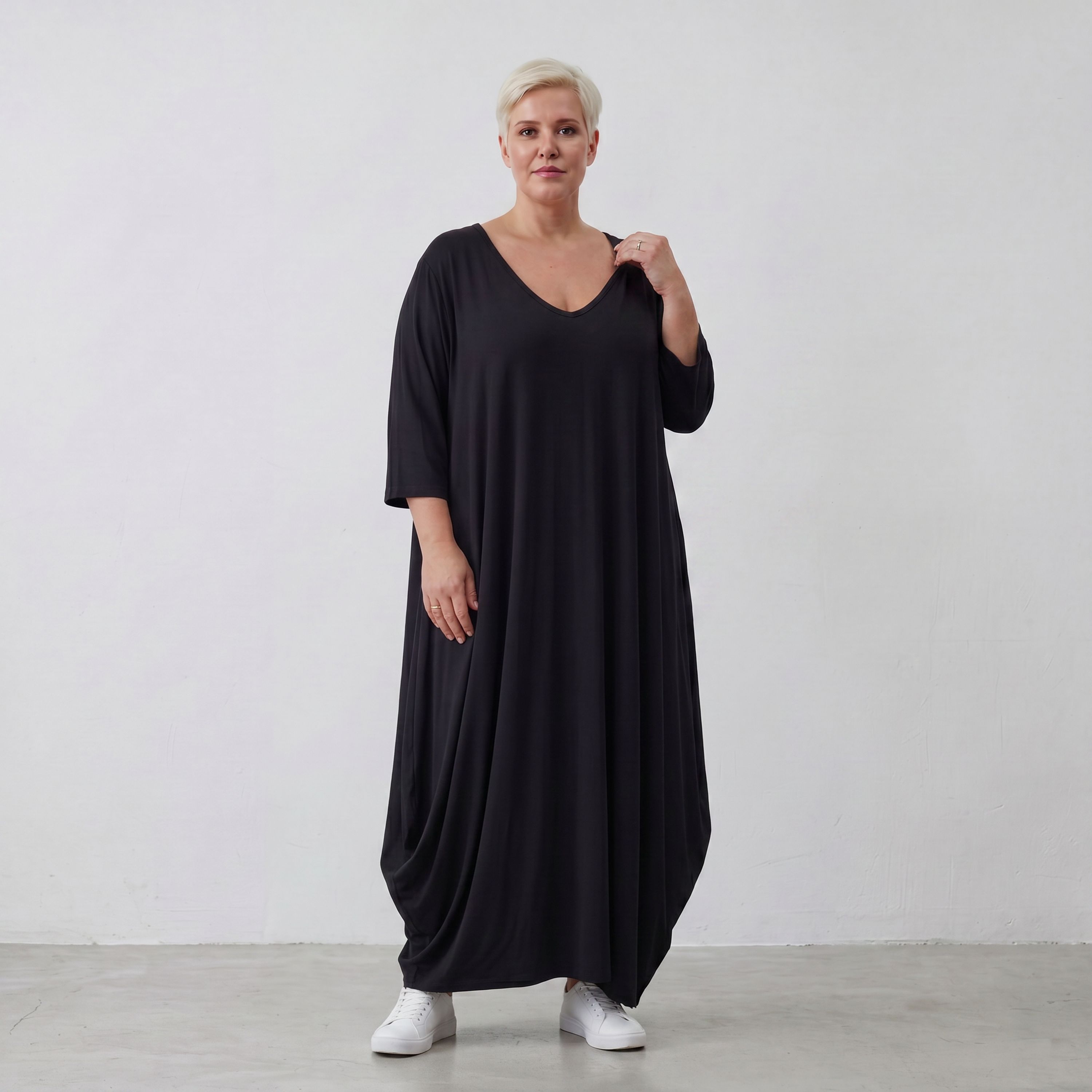 Fließendes Ballonkleid in Schwarz mit 3/4-Arm und Rundhalsausschnitt aus weicher Viskose