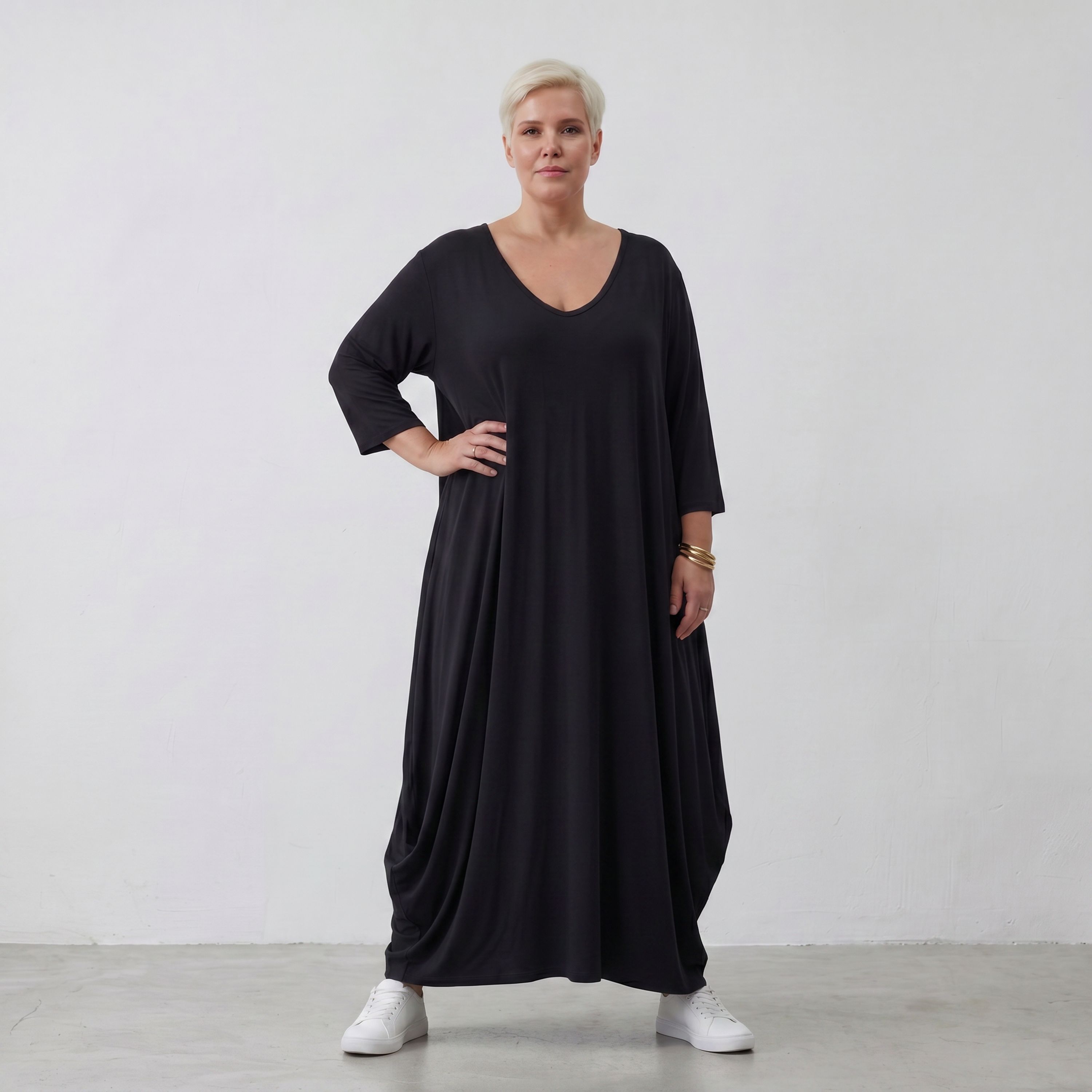 Fließendes Ballonkleid in Schwarz mit 3/4-Arm und Rundhalsausschnitt aus weicher Viskose