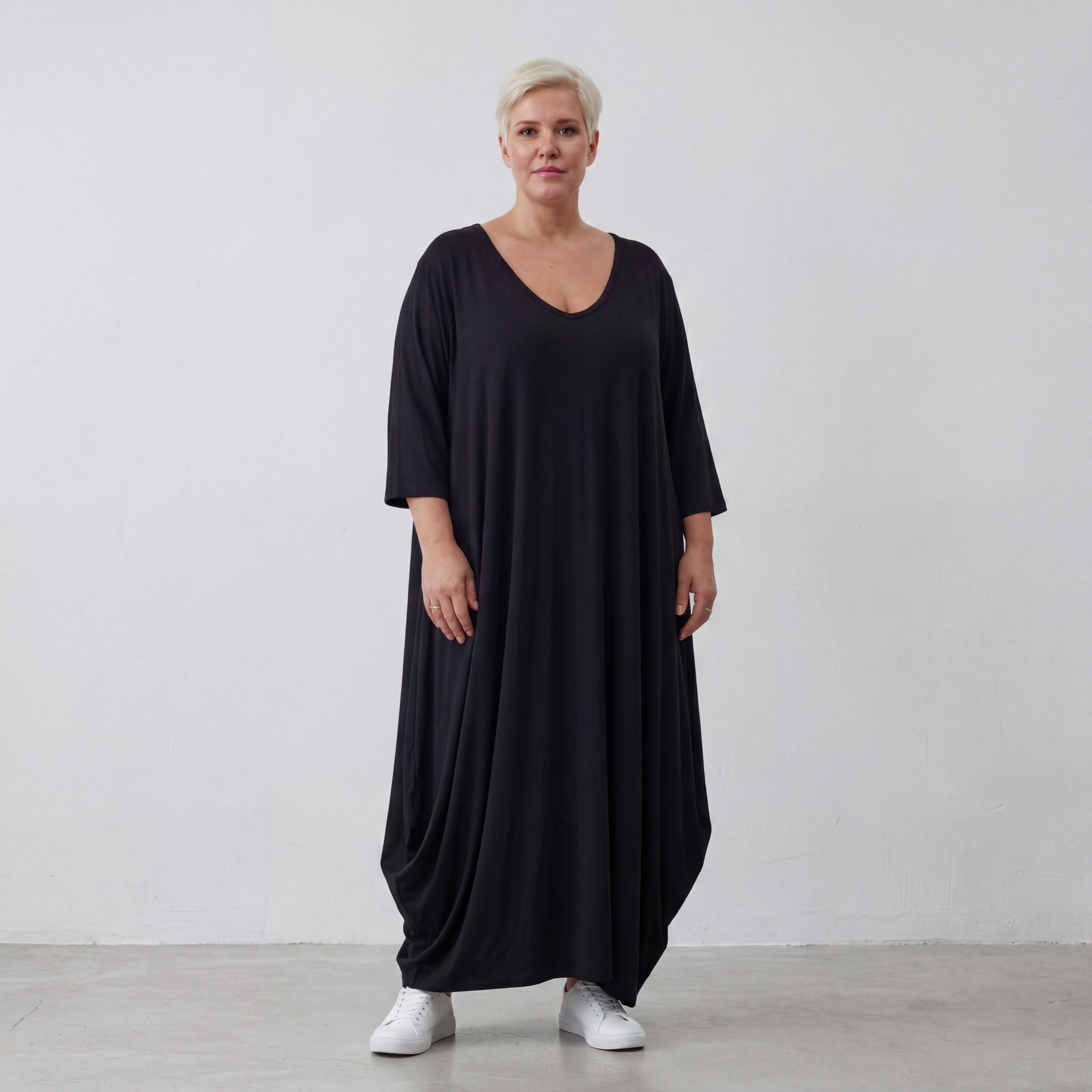 Fließendes Ballonkleid in Schwarz mit 3/4-Arm und Rundhalsausschnitt aus weicher Viskose
