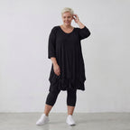 Elastisches Jersey Shirt in Schwarz mit 3/4-Arm Rundhalsausschnitt und weicher Saumraffung
