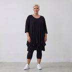 Elastisches Jersey Shirt in Schwarz mit 3/4-Arm Rundhalsausschnitt und weicher Saumraffung