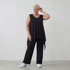 Ärmelloses Zipfeltop aus weichem schwarzem Viskose Stretch Jersey mit Rundhalsausschnitt