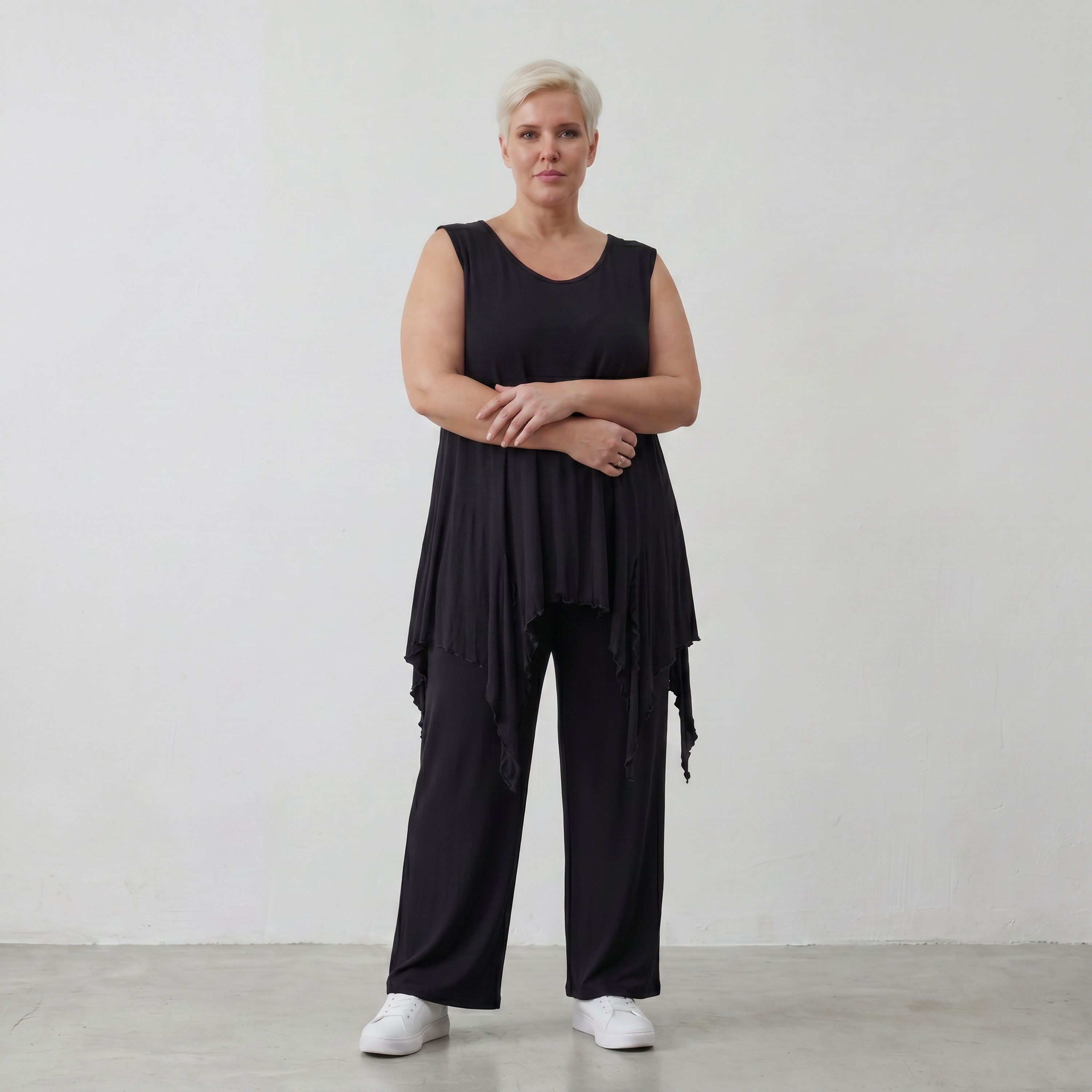 Ärmelloses Zipfeltop aus weichem schwarzem Viskose Stretch Jersey mit Rundhalsausschnitt