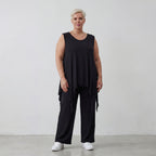 Ärmelloses Zipfeltop aus weichem schwarzem Viskose Stretch Jersey mit Rundhalsausschnitt