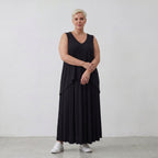 Ärmelloser Überwurf aus fließendem Viskosejersey in tiefem Schwarz mit moderner Zipfelform