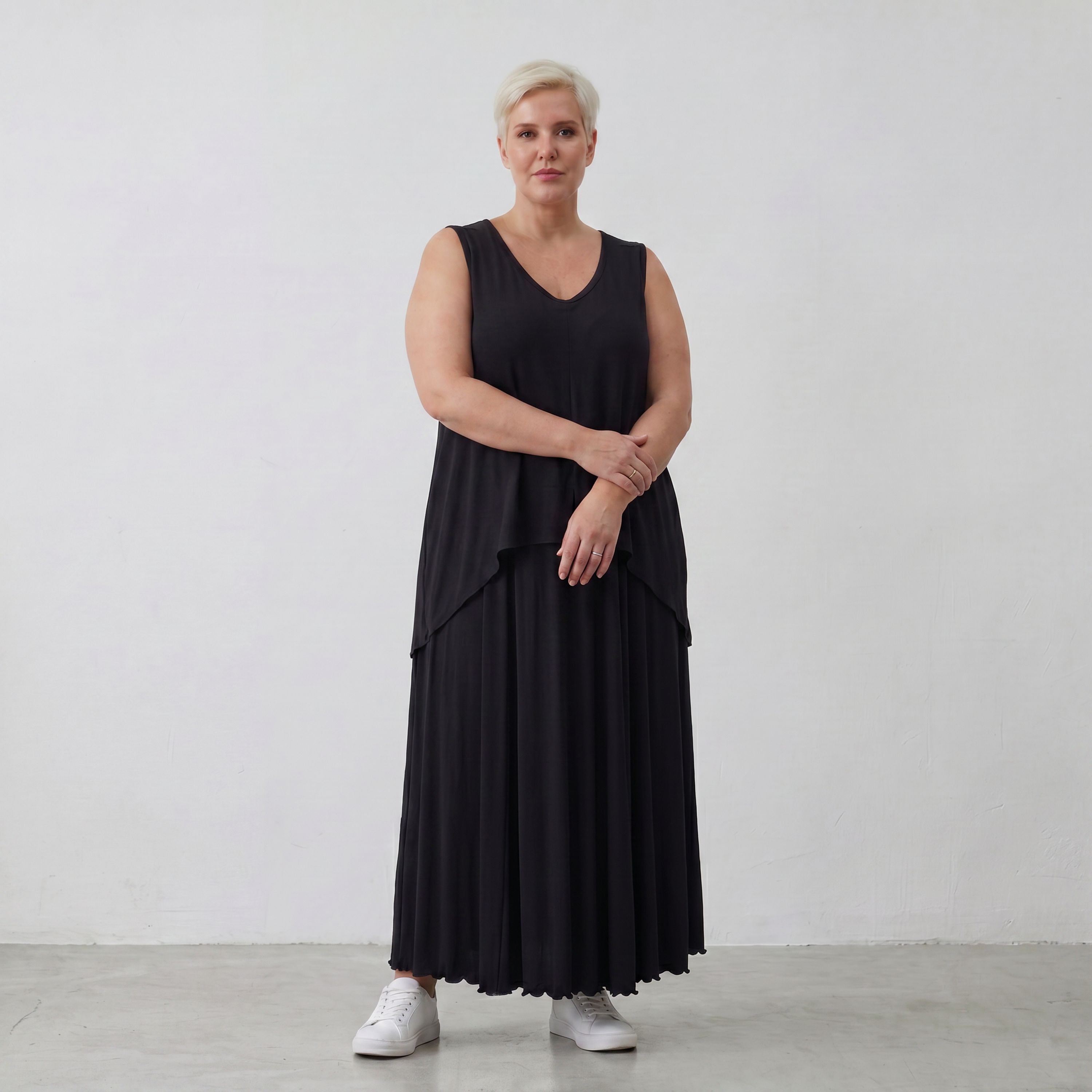 Ärmelloser Überwurf aus fließendem Viskosejersey in tiefem Schwarz mit moderner Zipfelform