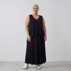 Ärmelloser Überwurf aus fließendem Viskosejersey in tiefem Schwarz mit moderner Zipfelform