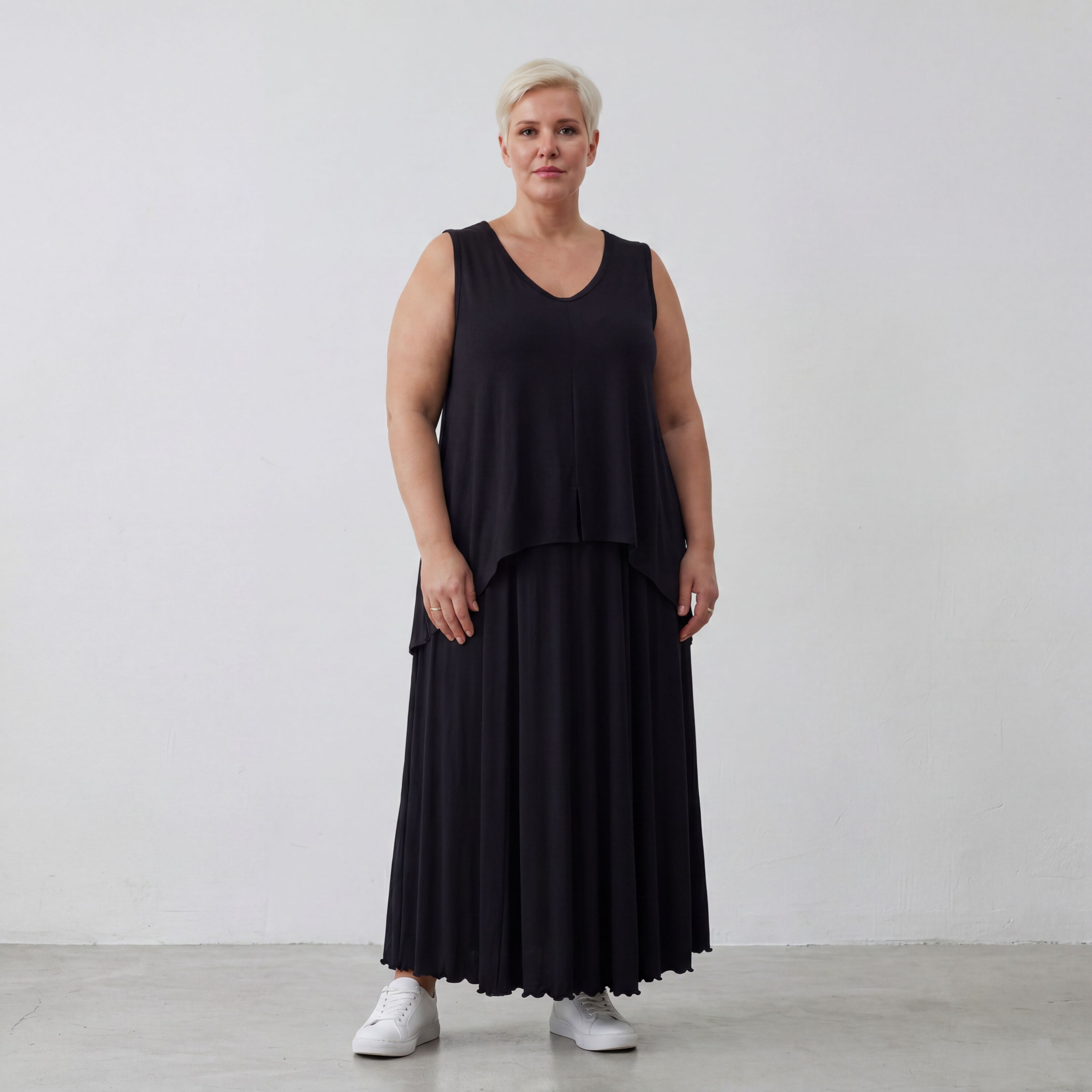 Ärmelloser Überwurf aus fließendem Viskosejersey in tiefem Schwarz mit moderner Zipfelform