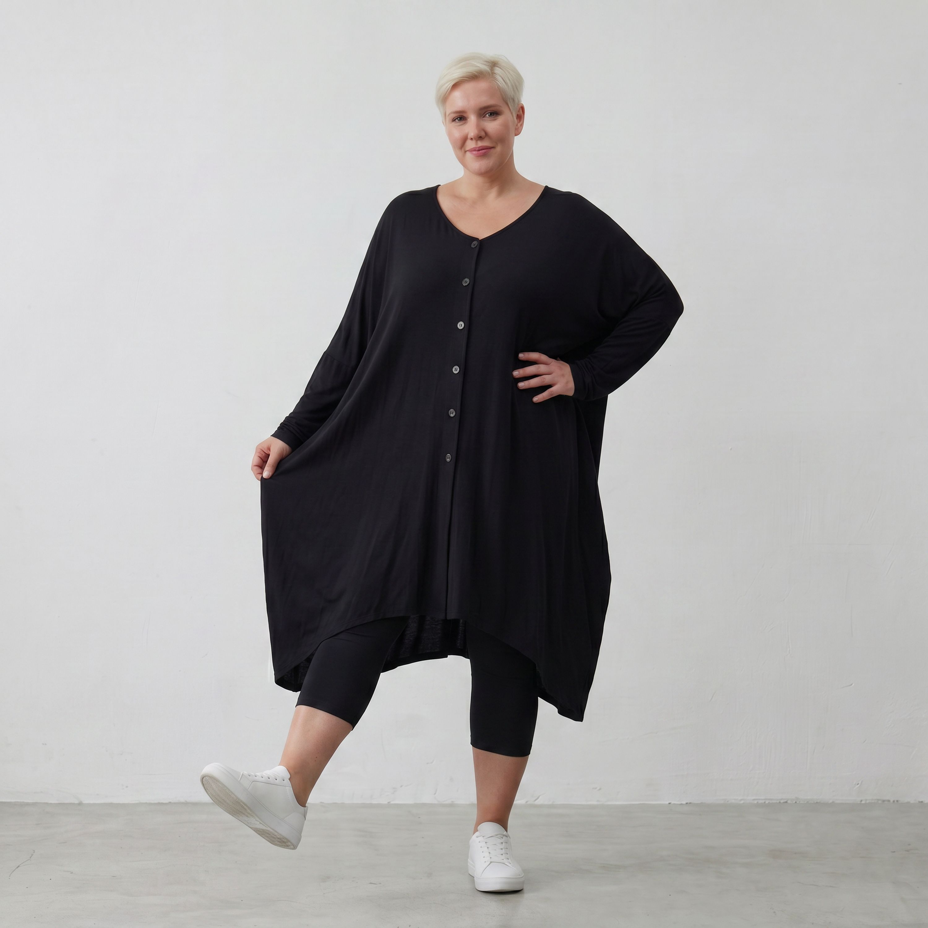 Fließende Ballonjacke aus schwarzem Stretchjersey mit Knopfverschluss und Seitentaschen