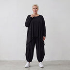 Fließendes Shirt aus schwarzem Jersey mit femininer Silhouette und leicht zipfeligem Saum