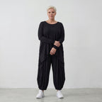 Fließendes Shirt aus schwarzem Jersey mit femininer Silhouette und leicht zipfeligem Saum