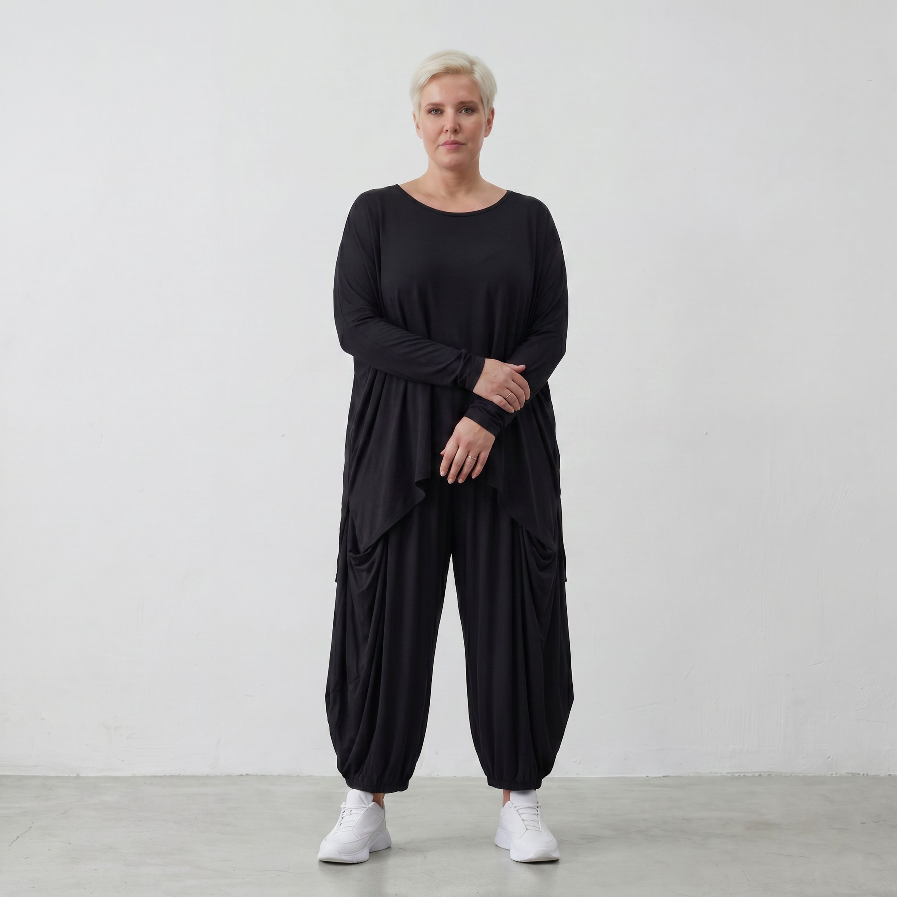 Fließendes Shirt aus schwarzem Jersey mit femininer Silhouette und leicht zipfeligem Saum