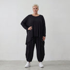 Fließendes Shirt aus schwarzem Jersey mit femininer Silhouette und leicht zipfeligem Saum