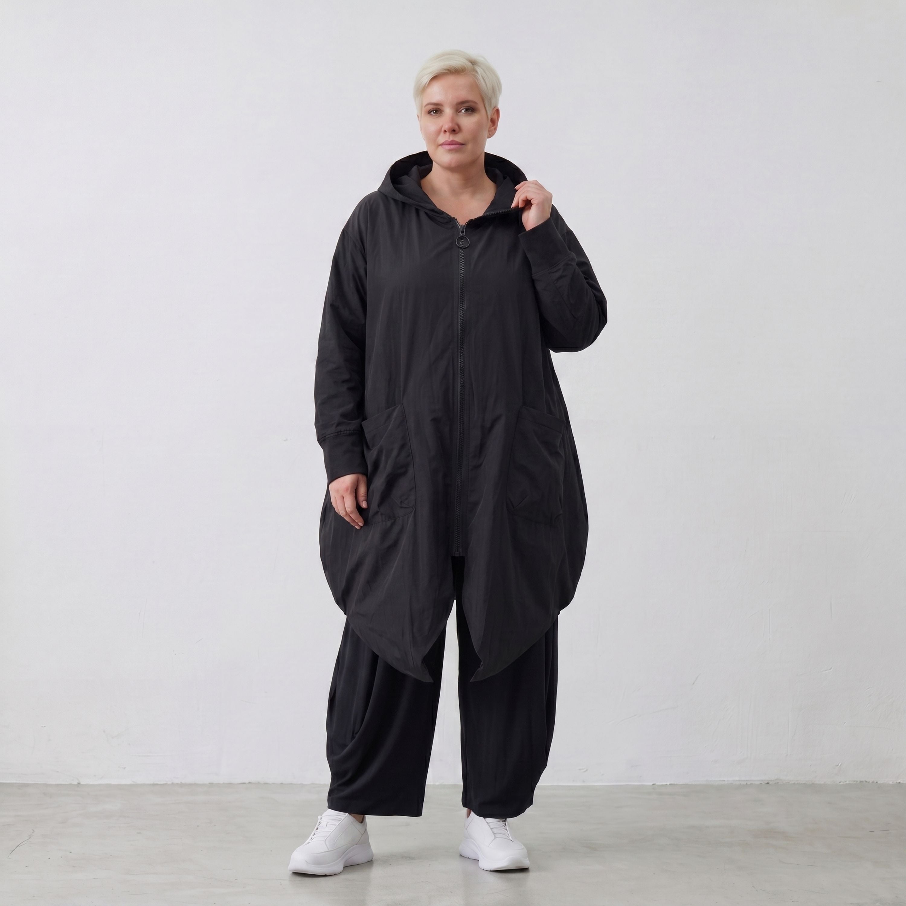 Schwarzer Oversize Mantel im Lagenlook weich fliessend leicht zeitlos leger Stil modern