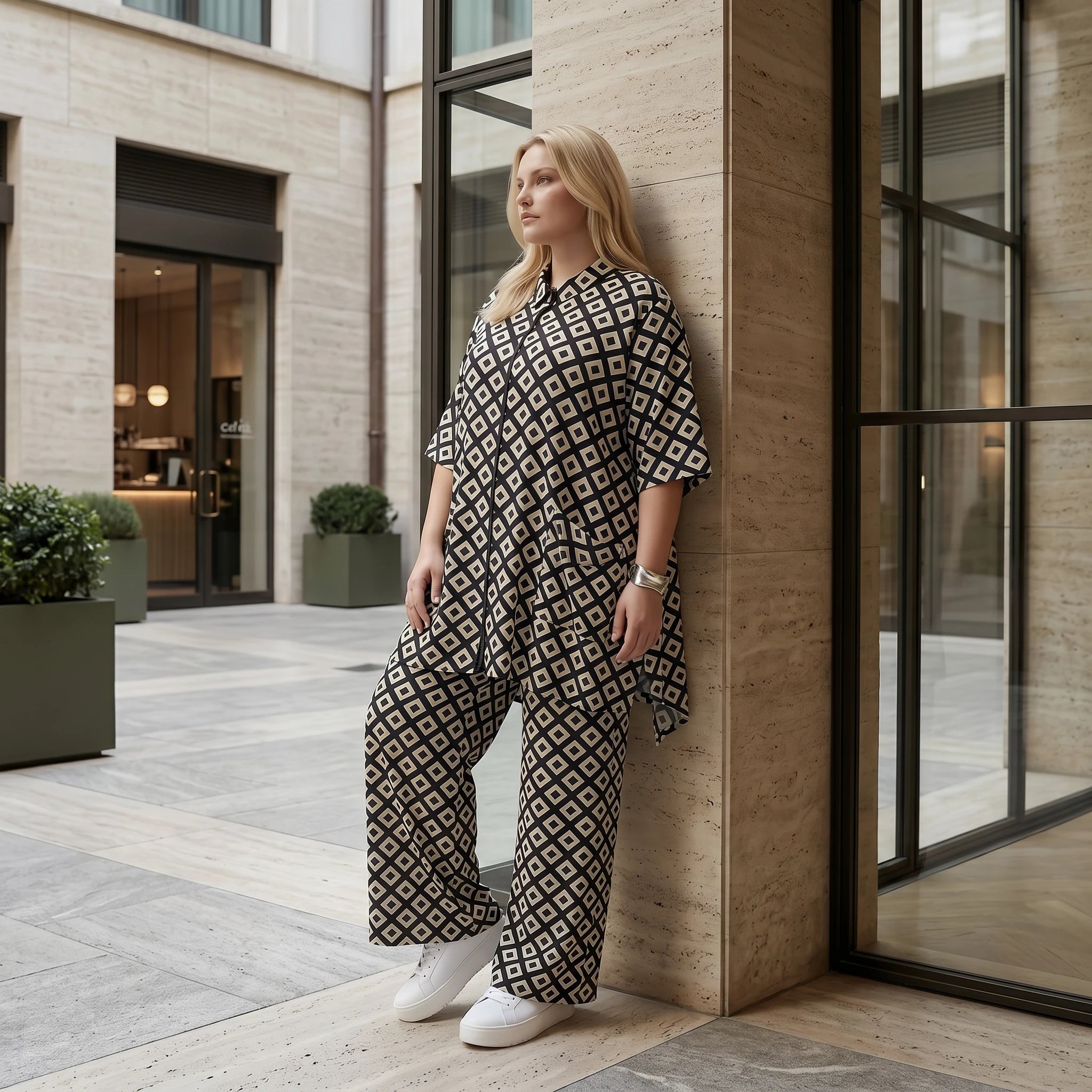 Ausgefallene Oversize Jacke im zeitlosen Lagenlook aus fließend stretchigem Slinky Material, Schwarz/Weiß