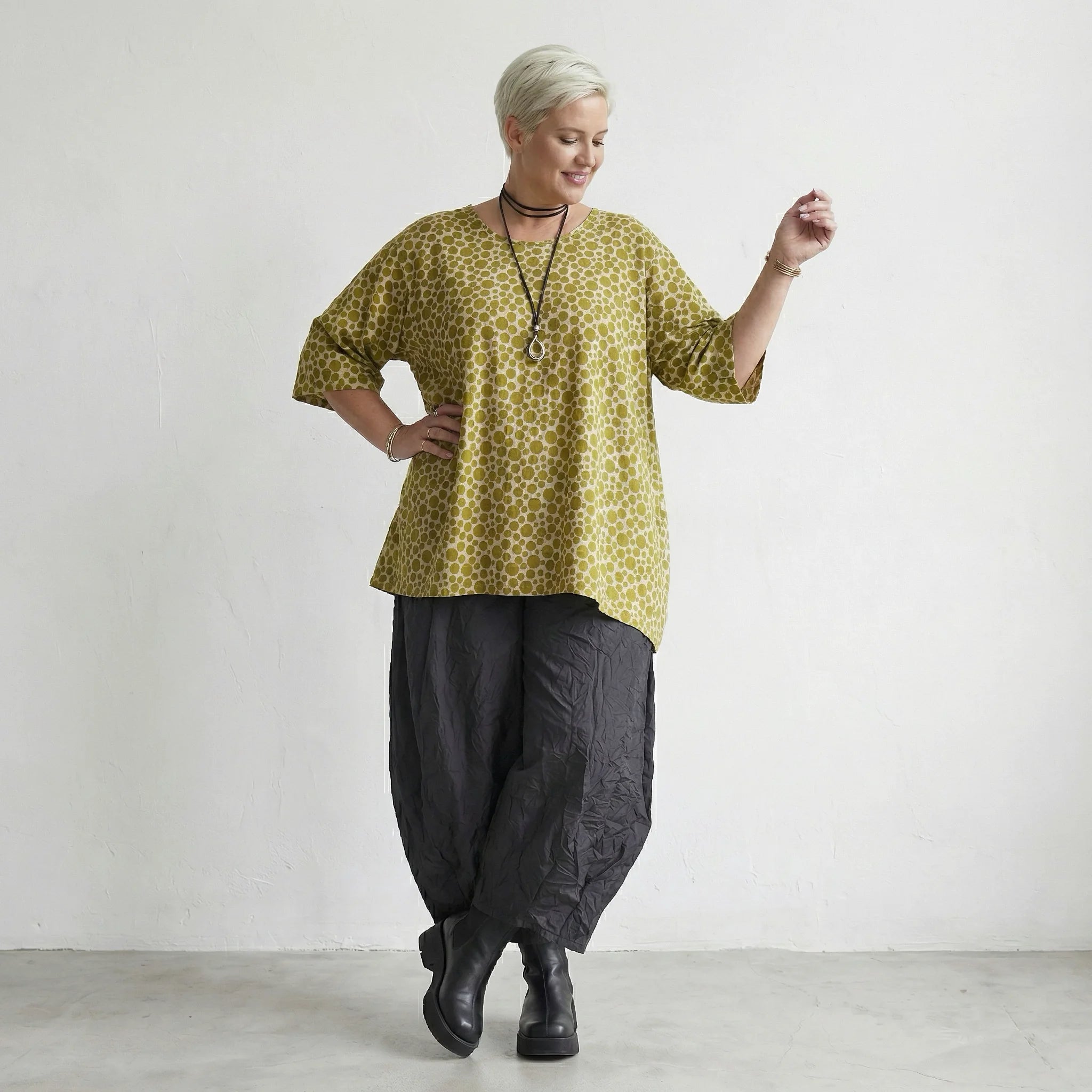 Zeitlos legeres Oversize A-Form Shirt aus feiner Baumwollpopeline mit ausgefallenem Punktedesign, Beige/Olive