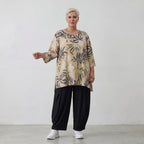 Zeitlos legeres Lagenlook Oversize Shirt aus zarter Viskose Popeline mit ausgefallenem Blumenmuster, Sand/Multi