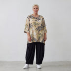 Zeitlos legeres Lagenlook Oversize Shirt aus zarter Viskose Popeline mit ausgefallenem Blumenmuster, Sand/Multi