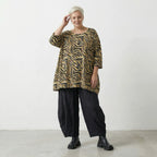 Ausgefallenes A-Form Big Shirt mit luftig leichter Popeline und modernem Zebra Lagenlook, Beige/Schwarz/Fuchsia