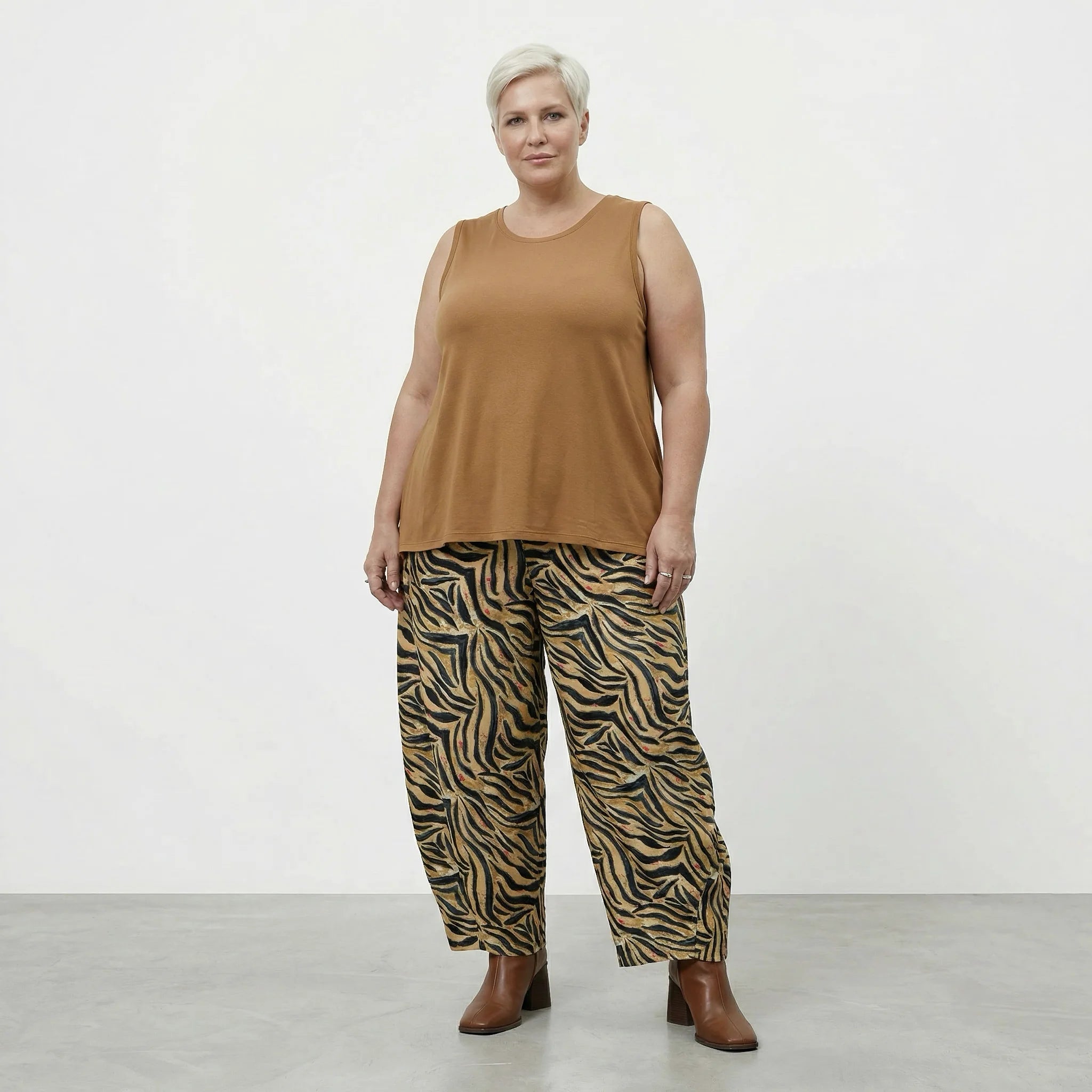Ausgefallene Ballon Hose im legeren Lagenlook aus leichter Viskose Baumwolle mit Zebra Muster, Beige/Schwarz/Fuchsia