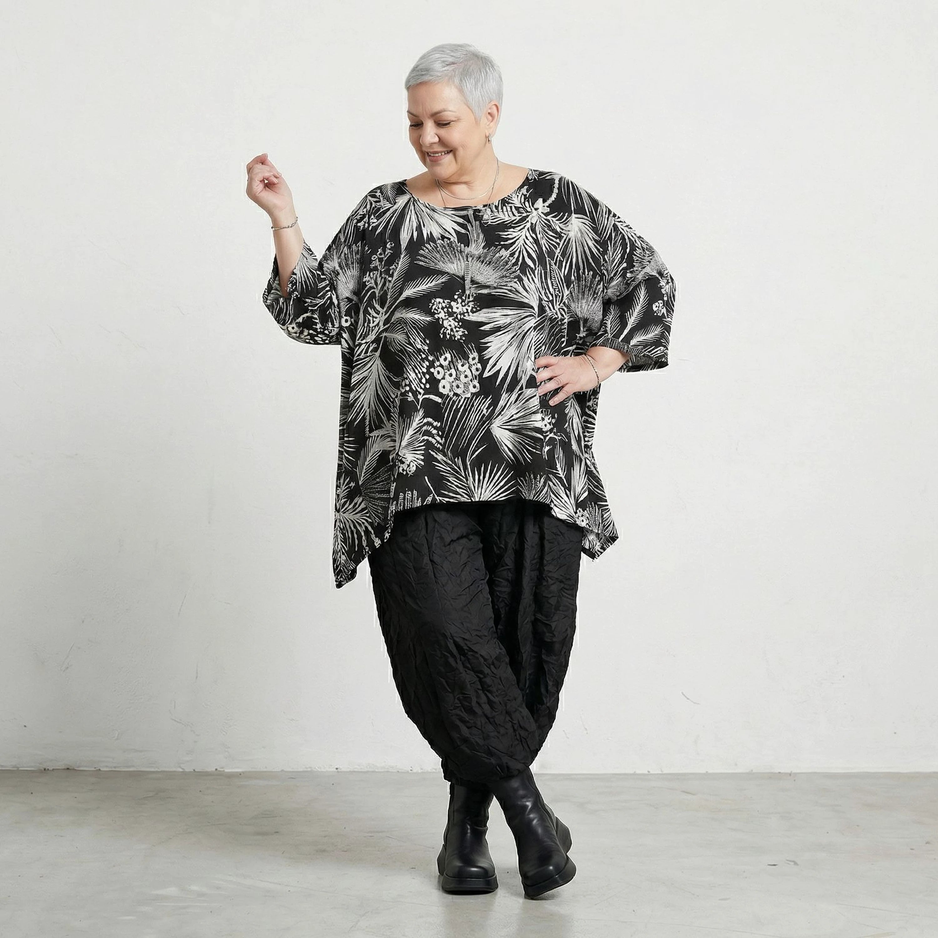 Außergewöhnlich leichtes Oversize Lagenlook Big Shirt mit floraler Musterung in Leinen Optik, Schwarz/Weiß