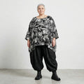 Außergewöhnlich leichtes Oversize Lagenlook Big Shirt mit floraler Musterung in Leinen Optik, Schwarz/Weiß